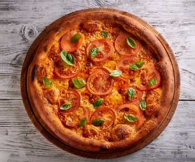 Margherita pizza hafif ahşap arka plan manzaralı izole
