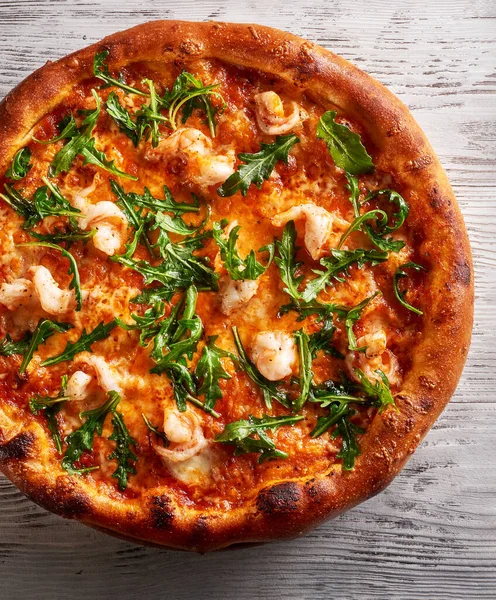 Margherita pizza hafif ahşap arka plan manzaralı izole