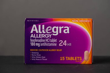 Davis, CA, 10 Ocak 2022. Kutu Allegra 24 saat, 180 mg, gri arka planda, ortada, önde. Fexofenadine antihistamindir.