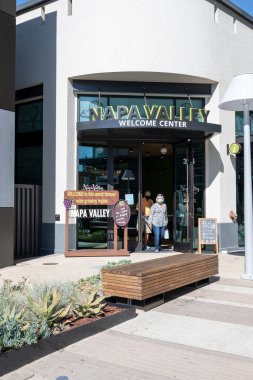 Napa, CA, ABD, 19 Eylül 2021. Napa Vadisi 'nin giriş kapısından çıkan maskeli insanlar, turistlerin bilgi alabileceği bir yer. 