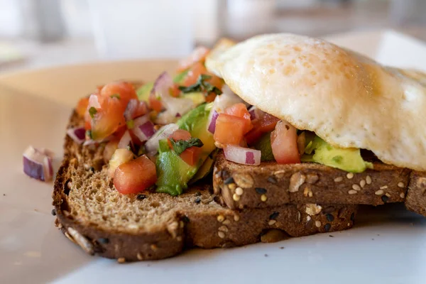 Gourmet Μεξικού Αβοκάντο Ολικής Άλεσης Τοστ Γαρνιρισμένο Αυγά Ποσέ Ξύσμα — Φωτογραφία Αρχείου