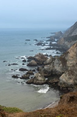 Point Reyes Ulusal Deniz Kıyısı 'ndaki Chimney Rock Trail' den deniz manzarası, Marin County, Kaliforniya, ABD, alçak gelgitte parçalı bulutlu bir günde,