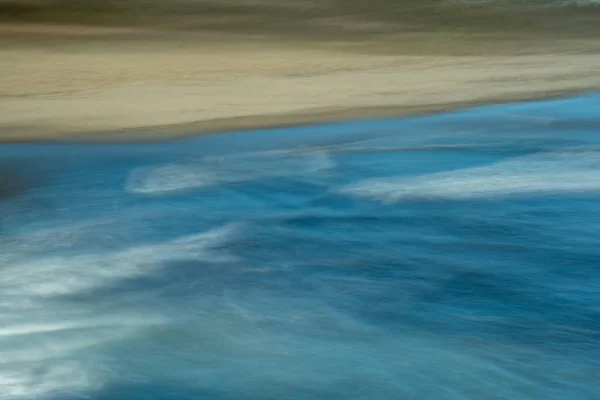 カリフォルニア州ワイルダーランチ州立公園の海とビーチの印象的なレンダリング 海の青と砂のビーチを特徴とします — ストック写真