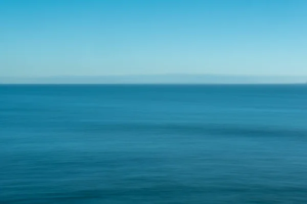 カリフォルニア州ワイルダーランチ州立公園での印象的な海のレンダリング 海と空の間の青の色合いを特徴とします — ストック写真