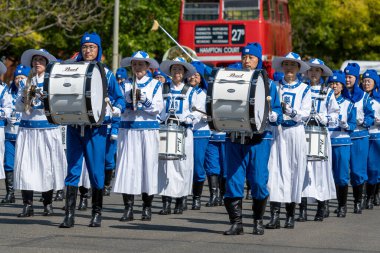 Davis, CA - 23 Nisan 2022. Kaliforniya Üniversitesi 'ndeki piknik günü geçit töreni, koronavirüs salgınından dolayı iki yıllık latus salgınından sonra geri döndü.