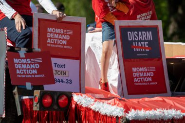 Davis, CA - 24 Nisan 2022. Kaliforniya Üniversitesi 'ndeki piknik günü geçit töreni, koronavirüs salgınından dolayı iki yıllık latus salgınından sonra geri döndü.