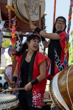 Davis, CA - 24 Nisan 2022. Kaliforniya Üniversitesi 'ndeki piknik günü geçit töreni, koronavirüs salgınından dolayı iki yıllık latus salgınından sonra geri döndü.