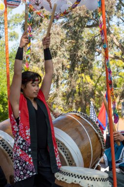 Davis, CA - 24 Nisan 2022. Kaliforniya Üniversitesi 'ndeki piknik günü geçit töreni, koronavirüs salgınından dolayı iki yıllık latus salgınından sonra geri döndü.