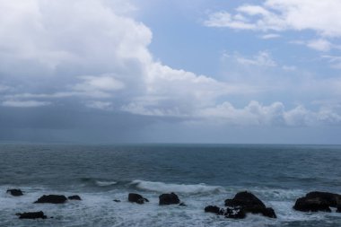 Okyanusun Point Arena Deniz feneri yakınlarında dramatik bulutlarla dolu mavi bir gökyüzü günü ve kopyalanacak yer