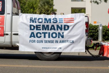 Davis, CA - 24 Nisan 2022. Davis 'teki Kaliforniya Üniversitesi' nde piknik günü geçidi iki yıllık latus salgınından sonra geri döndü.