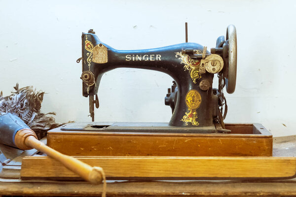 Уолнат-Гров, Калифорния, США, 27 августа 2022 года - швейная машинка старой певицы в музее Дай-Лой в Лоа