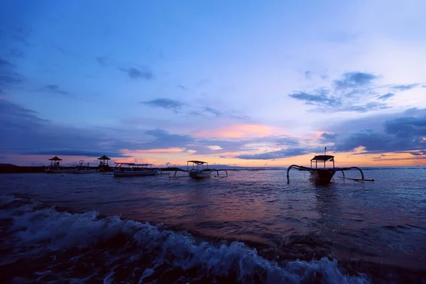 Bali adası. Akşam manzarası, güzel gün batımı, güzel gökyüzü. Gün batımında balıkçı tekneleri.