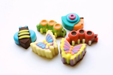 Çubuğun üzerinde çikolata renkli parlak bir jöle.