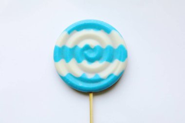 Çubuğun üzerinde çikolata renkli parlak bir jöle.