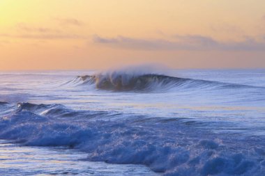 Okyanus kıyısındaki güzel dalgalar ve bulutlar