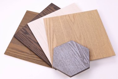 Doğal kaplama, iç kısımdaki ahşap ürünleri ve mobilya ve duvar panellerini kaplamak için ideal bir dokudur.