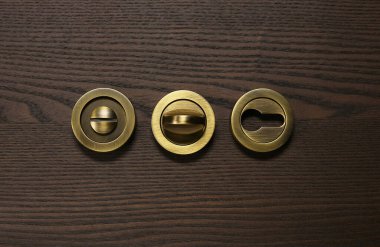 İç kapılar için çok güzel ve pahalı eşyalar. Tasarım ve kaplama, usta bir kapı kurucusu tarafından yüksek kalitede işleniyor.