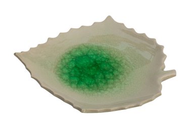 Seramikten yapılmış cam çay yaprağı. Ortası yeşil camla kaplı cam kırıkları göstererek, bir kaplama çok güzel. Beyaz arka planda izole edilmiş. (kırpma yolu ile)