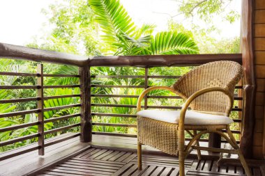 Sabah güneşli balkondaki sandalye..