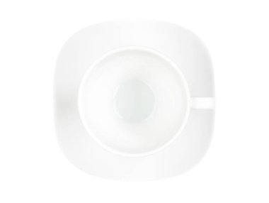 Boş bir kahve fincanını beyaz bir tabağa koy. (kırpma yolu ile)