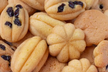 Kurumuş üzümlü yumurta keki, çok güzel bir arka plan..