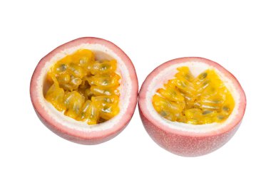 Çarkıfelek meyvesinin yarısı beyaz arka planda izole.