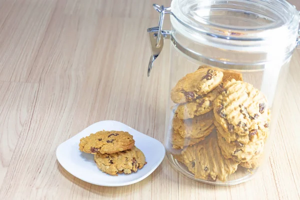 Galletas Pasas Abundantes Poner Plato Blanco Algunas Las Galletas Frasco —  Fotos de Stock