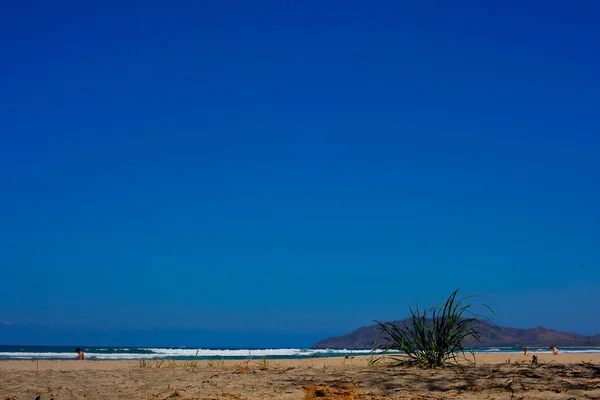 Tamarindo 'da büyük mavi gökyüzü, guanacaste, Kosta Rika. Bulutsuz yaz günleri. Sıcak, tatil, berraklık, huzur dolu, izole