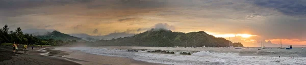 Coco sahilinde gün batımı, guanacaste, Costa RIca. 2013 mü? Yağmur mevsimi ve okyanus o günlerde çok ağırdı. Sert dalgalar ve bulutlu hava