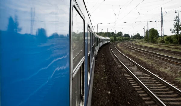 Pencerenin dışında bir tren formu resmi, trenin son bölümünün paralel çizgiler oluşturduğu güzel bir kompozisyon. Tren rayları, mavi tren, Avrupa, Bulgaristan, Avrupa 'yı trenle geçmek