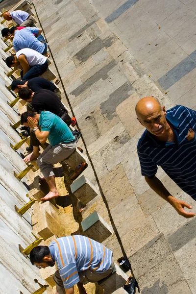 Türkiye 'nin İstambul ilçesindeki cami. İstambul şehir merkezi, Müslüman dini. Binanın içine girmeden önce geleneksel ayak yıkama protokolü