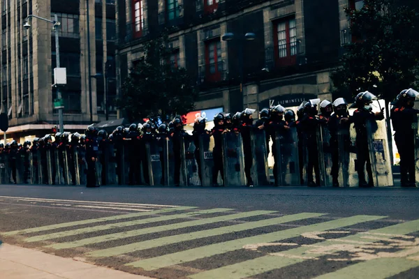 Meksika polisi savaşa hazır bir şekilde işareti bekliyor. Kafa ve vücut hatları, çoğunlukla kadınlar. Meksika şehri, Zocalo.