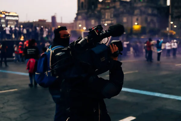 Mexico City 'deki ayaklanmalar sırasında kameraman kadın gününde şiddete başvurmaz. Meksika şehri, Zocalo.