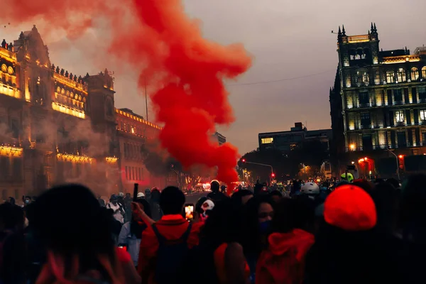 Mexico City 'de ayaklanmalar, kadın gününde şiddet yok. Turuncu duman. Meksika şehri, Zocalo.