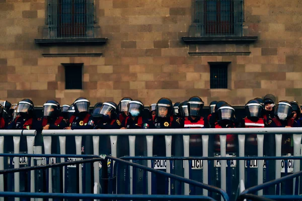 Meksika polisi savaşa hazır bir şekilde işareti bekliyor. Kafa ve vücut hatları, çoğunlukla kadınlar. Meksika şehri, Zocalo.