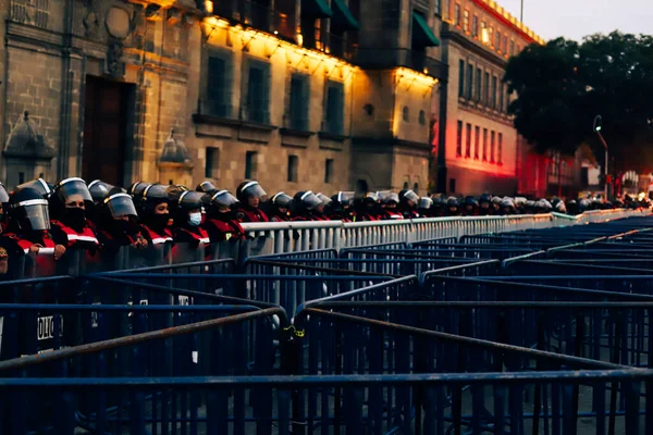 Meksika polisi savaşa hazır bir şekilde işareti bekliyor. Kafa ve vücut hatları, çoğunlukla kadınlar. Meksika şehri, Zocalo.