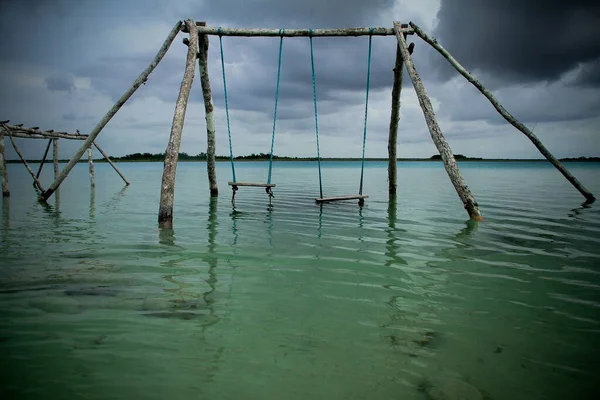 Bacalar lagününün içinde tahta salıncak. İnsanlar olmadan turların tadını çıkarmak için harika bir yer.