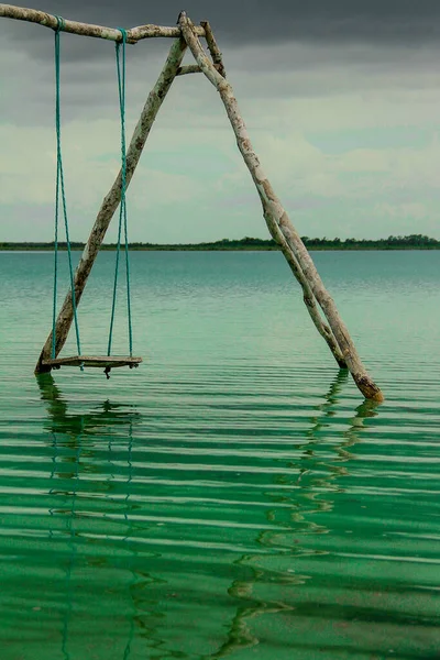 Bacalar lagününün içinde tahta salıncak. İnsanlar olmadan turların tadını çıkarmak için harika bir yer.