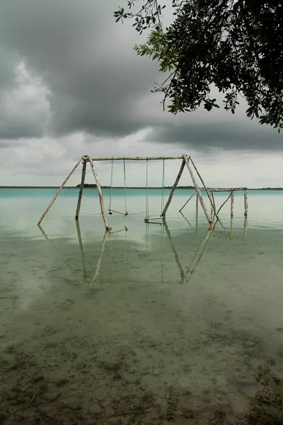 Bacalar lagününün içinde tahta salıncak. İnsanlar olmadan turların tadını çıkarmak için harika bir yer.