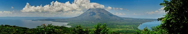 Ometepe Adası 'ndaki Concepcion volkanı. Nikaragua Gölü. Panoramik manzara ağaçlar arasında