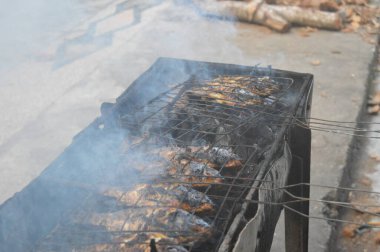 Seçici odaklanma, ızgara yapılan Tilapia balığı, muz yapraklarına sarılmış ızgara balık yemekleri..