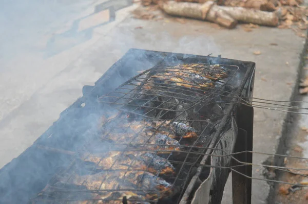 Seçici odaklanma, ızgara yapılan Tilapia balığı, muz yapraklarına sarılmış ızgara balık yemekleri..