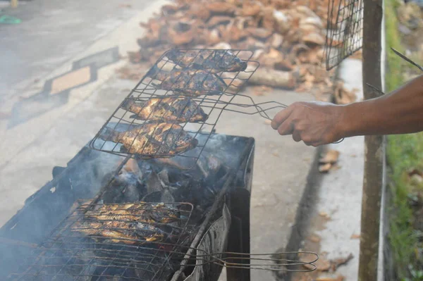 Seçici odaklanma, ızgara yapılan Tilapia balığı, muz yapraklarına sarılmış ızgara balık yemekleri..