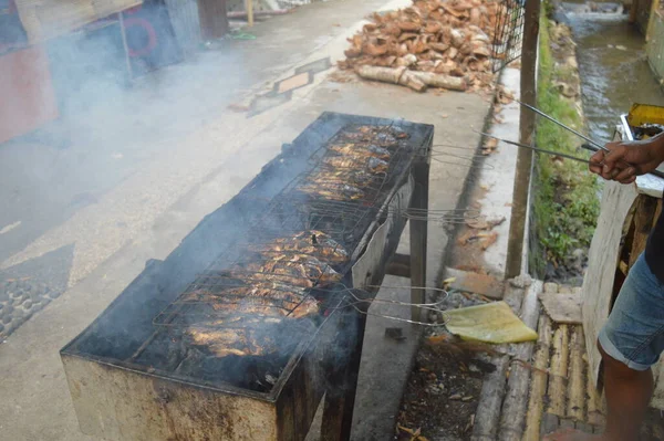 Seçici odaklanma, ızgara yapılan Tilapia balığı, muz yapraklarına sarılmış ızgara balık yemekleri..