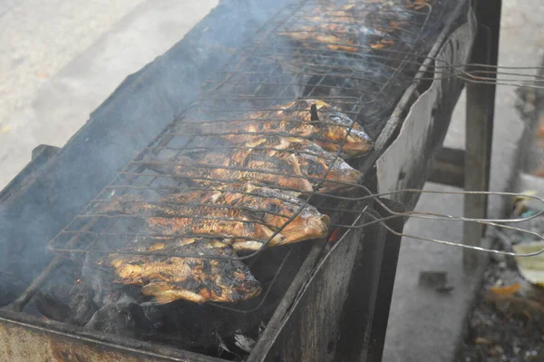 Seçici odaklanma, ızgara yapılan Tilapia balığı, muz yapraklarına sarılmış ızgara balık yemekleri..