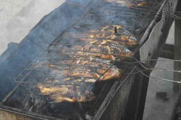 Enfoque Selectivo Tilapia Pescado Parrilla Platos Pescado Parrilla Envueltos Hojas —  Fotos de Stock