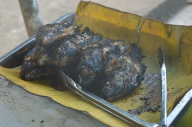 Seçici odaklanma, ızgara yapılan Tilapia balığı, muz yapraklarına sarılmış ızgara balık yemekleri..