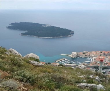 Dubrovnik Hırvatistan 'ın incisi. Şehir, UNESCO listesine dahil olmak üzere dünya mimarisinin bir mirası. Bu abartısız açık hava müzesi.