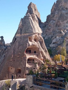 Kapadokya / Goreme Doğa Parkı, Türkiye 'nin en sıra dışı ve en güzel yerlerinden biridir. Güneş doğarken düzinelerce balon havada süzülür. Yeraltı şehirleri, mağara kiliseleri ve evler kayalara oyulur.