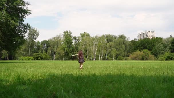 Girl Run Field Green Grass Happy Child Plays Dream Girl — Video